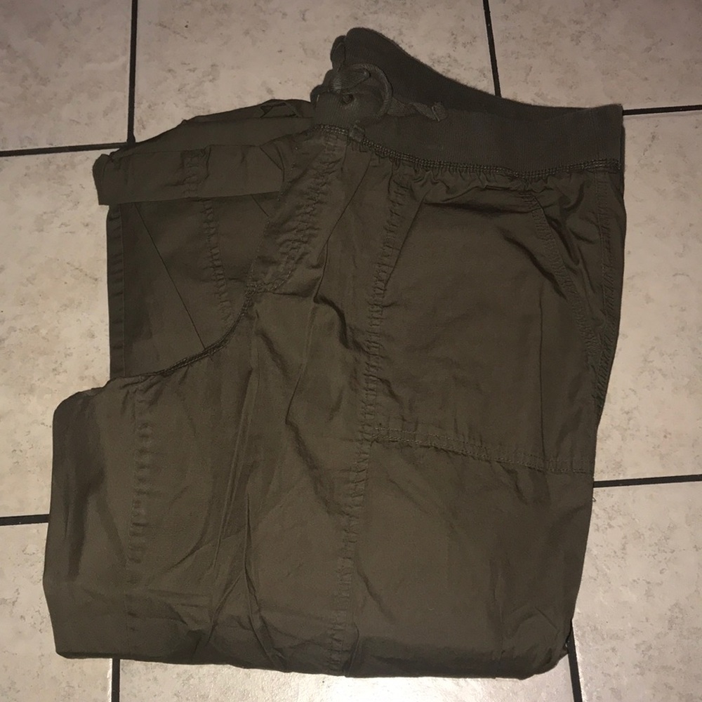Gap like new cargo Capri pants